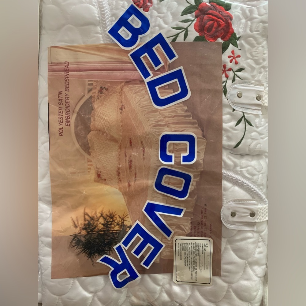 New Red Roses White Satin Embroidered Quilted Bedspread Full Double - Picture 3 of 16